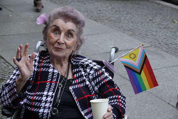 Eine Teilnehmerin im Rollstuhl mit einer LGBTQ-Fahne und einer Blume im Haar beim Besuch des Christopher Street Days in Berlin 2026 vom Immanuel Seniorenzentrum Schöneberg. Eine Teilnehmerin im Rollstuhl mit einer LGBTQ-Fahne und einer Blume im Haar beim Besuch des Christopher Street Days in Berlin 2026 vom Immanuel Seniorenzentrum Schöneberg.