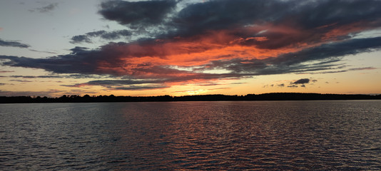 Rot leuchtende Wolken über der Müritz nach Sonnenuntergang Rot leuchtende Wolken über der Müritz nach Sonnenuntergang