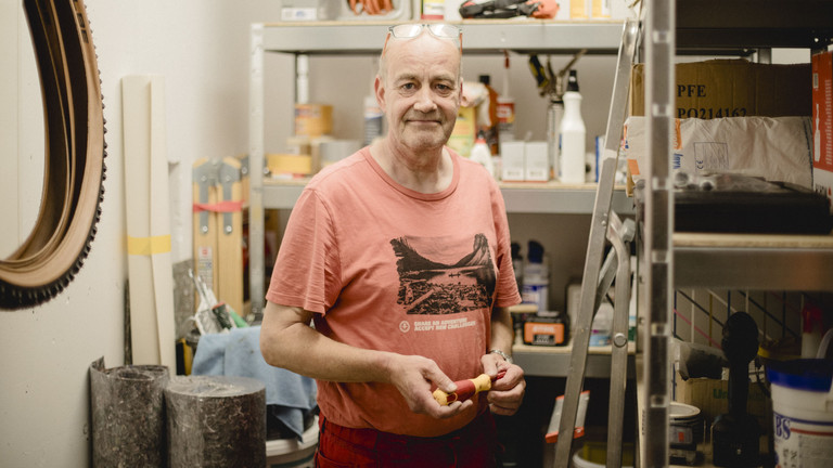 Hausmeister Lars Holländer steht in einem Werkstattraum im Immanuel Seniorenzentrum Kläre Weist und blickt in die Kamera, Jobs und Karriere Handwerk und Hauswirtschaft, Senioreneinrichtungen, Märkisch-Oderland, Brandenburg Hausmeister Lars Holländer steht in einem Werkstattraum im Immanuel Seniorenzentrum Kläre Weist und blickt in die Kamera