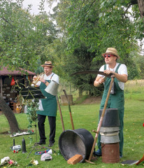 Zwei als Gärtner angezogene Musiker spielen und singen beim 25-jährigen Jubiläum des Immanuel Suchthilfeverbunds Guben mit besonderen Wohnformen für abhängigkeitskranke Menschen in Thüringen Zwei als Gärtner angezogene Musiker spielen und singen beim 25-jährigen Jubiläum des Immanuel Suchthilfeverbunds Guben mit besonderen Wohnformen für abhängigkeitskranke Menschen in Thüringen