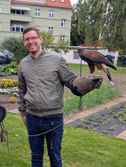 Ein Mann mit Falknerhanschuh und einem Adler auf dem Arm blickt in die Kamera beim Festakt zum 25-jährigen Jubiläum des Immanuel Suchthilfeverbunds Guben mit besonderen Wohnformen für abhängigkeitskranke Menschen in Thüringen Ein Mann mit Falknerhanschuh und einem Adler auf dem Arm blickt in die Kamera beim Festakt zum 25-jährigen Jubiläum des Immanuel Suchthilfeverbunds Guben mit besonderen Wohnformen für abhängigkeitskranke Menschen in Thüringen