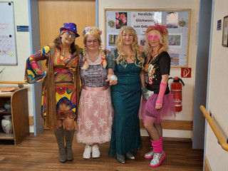 Mit viel Ideenreichtum verkleideten sich Mitarbeiterinnen für die Feier