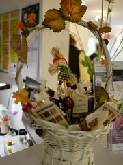 Ein herbstlich geschmückter Geschenkkorb mit bunten Blättern und einer Strohfigur bei der Wiedereröffnung der Tagespflegestätte für ältere Menschen im Immanuel Seniorenzentrum Kläre Weist in Petershagen