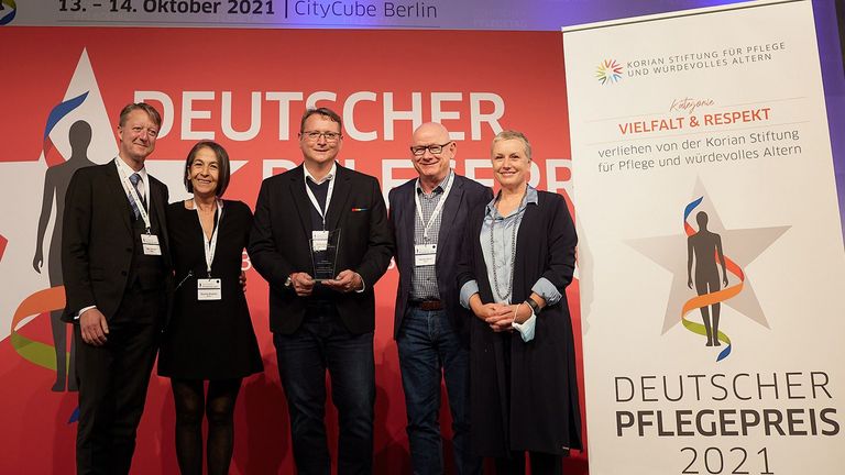 Immanuel Seniorenzentrum Schöneberg - Pressemitteilungen - Deutscher Pflegepreis geht an Immanuel Seniorenzentrum Schöneberg - Nils Orsinger - Zeynep Buday - Ralf Schäfer - Herbert Blum - Elisabeth Scharfenberg - Foto: Jan Pauls / Deutscher Pflegetag