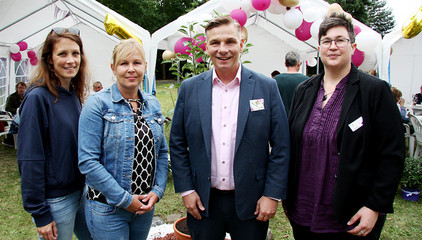 Eva Ulbricht und Mandy Seelmann, Fachbereichsleiterinnen Kita/ Schule/Soziales, Stadt Storkow, Andreas Mende, Sprecher der Konzerngeschäftsführung der Immanuel Albertinen Diakonie, Annemarie Preiß, Einrichtungsleiterin, Immanuel Haus Storkow (v.l.n.r.) Eva Ulbricht und Mandy Seelmann, Fachbereichsleiterinnen Kita/ Schule/Soziales, Stadt Storkow, Andreas Mende, Sprecher der Konzerngeschäftsführung der Immanuel Albertinen Diakonie, Annemarie Preiß, Einrichtungsleiterin, Immanuel Haus Storkow (v.l.n.r.)