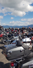 Blick auf viele Motorräder bei einem Motorradtreffen