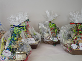 Blick auf mehrere geschmückte Geschenkkörbe in transparenter Folie bei der Wiedereröffnung der Tagespflegestätte für ältere Menschen im Immanuel Seniorenzentrum Kläre Weist in Petershagen