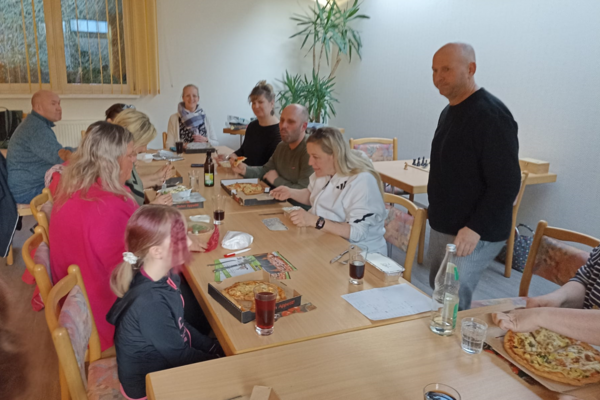 Teammitglieder sitzen um einen Tisch mit bestellten Pizzen in der Immanuel Begegnungsstätte Ecktannen im Heilbad Waren beim gemeinsamen Spieleabend für Mitarbeitende der Seniorenpflegeeinrichtung mit Tagespflegeangebot Immanuel Haus Ecktannen. Teammitglieder sitzen um einen Tisch mit bestellten Pizzen in der Immanuel Begegnungsstätte Ecktannen im Heilbad Waren beim gemeinsamen Spieleabend für Mitarbeitende der Seniorenpflegeeinrichtung mit Tagespflegeangebot Immanuel Haus Ecktannen.