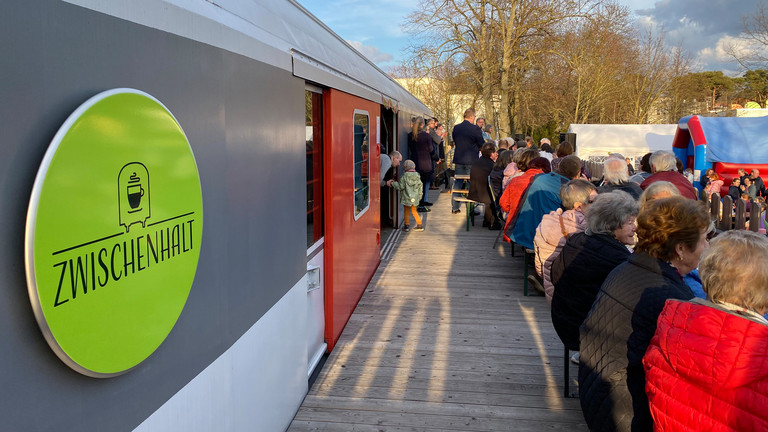 Eisenbahncafé "Zwischenhalt" eröffnet in Elstal