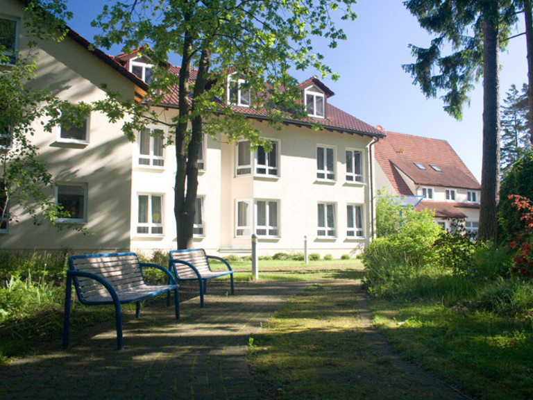 Pflegeeinrichtungen - Immanuel Haus Ecktannen - Hausansicht mit Garten