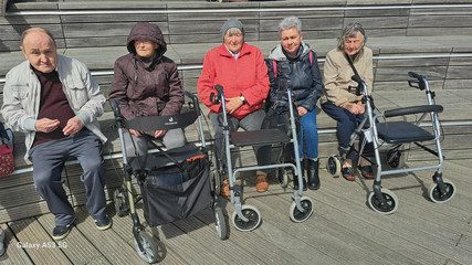 Reisegruppe entspannt sich auf Bank Reisegruppe entspannt sich auf Bank