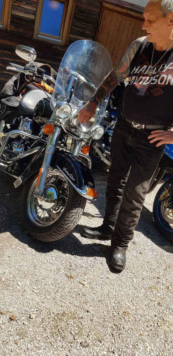 Alfons lauser aus dem Immanuel Seniorenzentrum Kläre Weist mit seiner Harley-Davidson