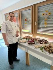 Ein Koch steht vor dem Dessertbuffet und lächelt in die Kamera bei der Feier zum 25-jährigen Jubiläum des Immanuel Suchthilfeverbunds Guben mit besonderen Wohnformen für abhängigkeitskranke Menschen in Thüringen Ein Koch steht vor dem Dessertbuffet und lächelt in die Kamera bei der Feier zum 25-jährigen Jubiläum des Immanuel Suchthilfeverbunds Guben mit besonderen Wohnformen für abhängigkeitskranke Menschen in Thüringen