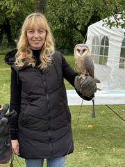 Eine Frau hält eine braunweiße Eule auf dem Arm beim Fest zum 25-jährigen Jubiläum des Immanuel Suchthilfeverbunds Guben mit besonderen Wohnformen für abhängigkeitskranke Menschen in Thüringen Eine Frau hält eine braunweiße Eule auf dem Arm beim Fest zum 25-jährigen Jubiläum des Immanuel Suchthilfeverbunds Guben mit besonderen Wohnformen für abhängigkeitskranke Menschen in Thüringen