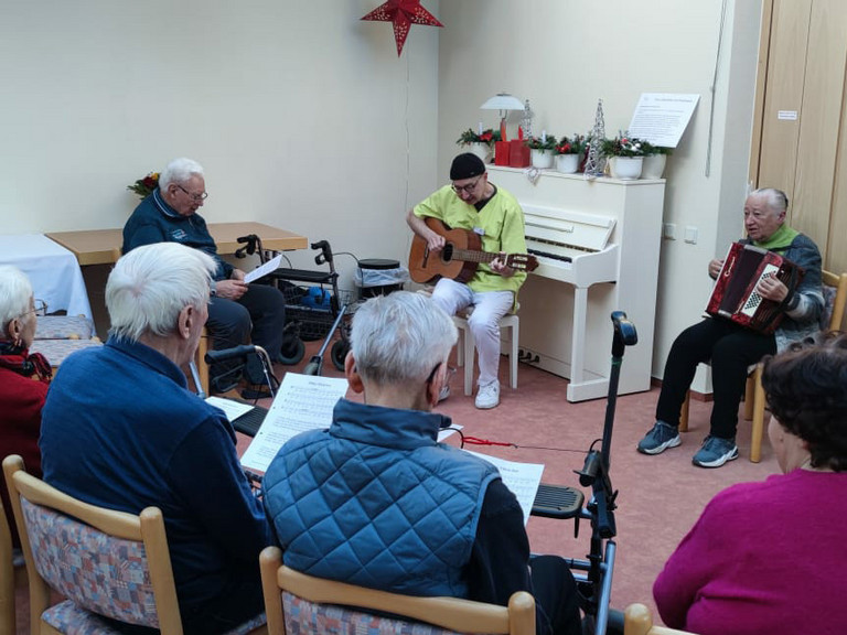 Tagesgäste und Heimbewohner lassen mit Tagespflege-Team das Jahr musikalisch ausklingen