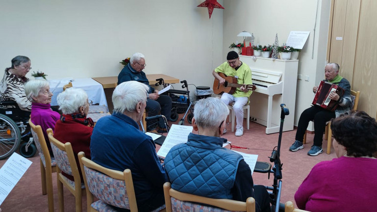 Tagesgäste und Heimbewohner lassen mit Tagespflege-Team das Jahr musikalisch ausklingen