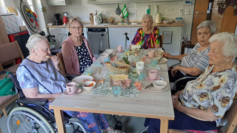 Beim Demenzfrühstück können die Bewohnerinnen und Bewohner mit Demenz in Ruhe in den Tag starten.