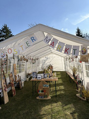 Reich gedeckte Stände auf dem Ostermarkt