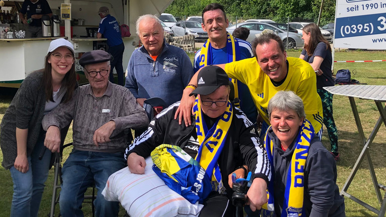 Ausflugsgruppe beim Fußballspiel - Immanuel Haus Ecktannen
