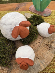 Auf dem Ostermarkt konnten handgefertigte Dekoschafe erworben werden