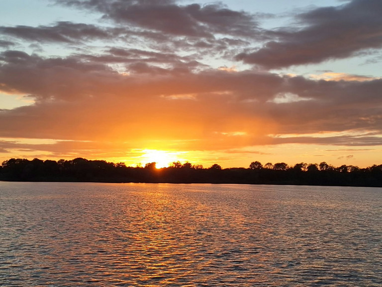 Leuchtender Sonnenuntergang über der Müritz während des Mitarbeiterausflugs des Immanuel Hauses Ecktannen