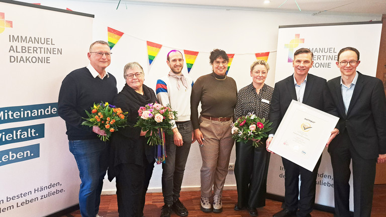 Siegelübergabe mit Ralf Schäfer, Beate Lieske, Kai Münch, Natasha Gladden, Nicole Oerder, Andreas Mende, Thorsten Gerenkamp