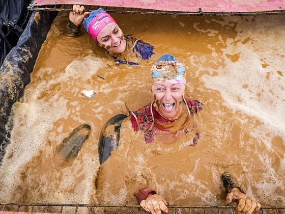 Immanuel Seniorenzentrum Elstal - Nachrichten - Muddy Angel Run: Gemeinsam gegen Brustkrebs! - Dieses Schlammbad ist eines von 15 Hindernissen