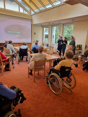 Karaoke-Gruppe kommt regelmäßig zum Mitsingen ins Haus Karaoke-Gruppe kommt regelmäßig zum Mitsingen ins Haus