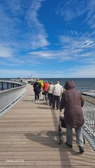 Reisegruppe auf Seebrücke unterwegs Reisegruppe auf Seebrücke unterwegs