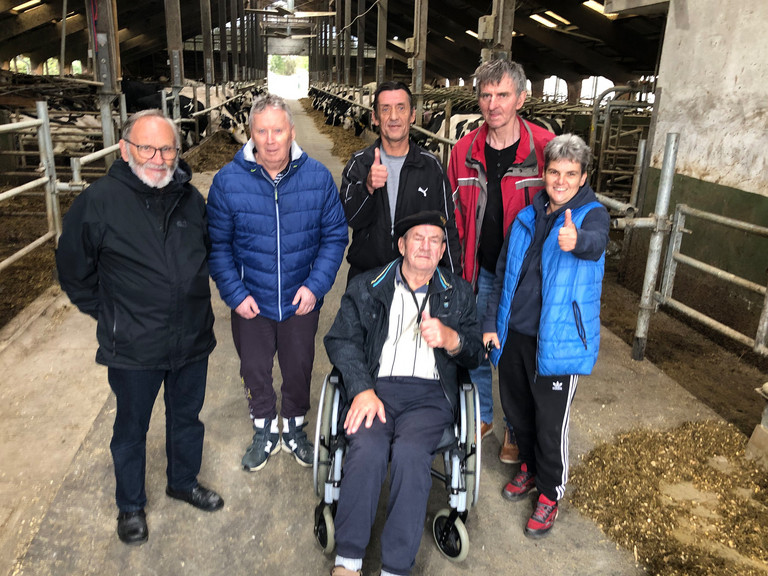 Ausflugsgruppe zu Besuch im Kuhstall