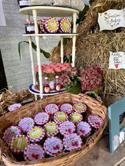 Ein Korb mit mehreren Marmeladegläsern vor einem Regal mit anderen Produkten bei der Feier zum 25-jährigen Jubiläum des Immanuel Suchthilfeverbunds Guben mit besonderen Wohnformen für abhängigkeitskranke Menschen in Thüringen Ein Korb mit mehreren Marmeladegläsern vor einem Regal mit anderen Produkten bei der Feier zum 25-jährigen Jubiläum des Immanuel Suchthilfeverbunds Guben mit besonderen Wohnformen für abhängigkeitskranke Menschen in Thüringen