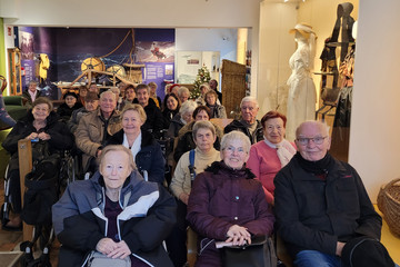 Gäste verfolgen gespannt dem Vortrag des Museumsdirektors im Heimatmuseum Warnemünde