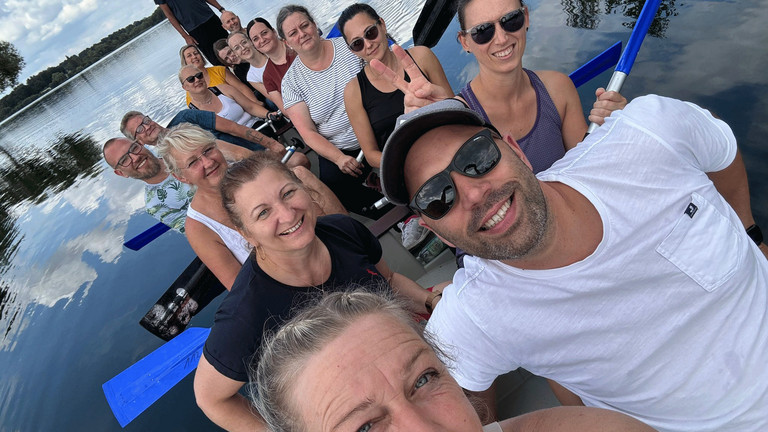 Selfie der Paddelgruppe im Drachenboot - Immanuel Haus Ecktannen Selfie der Paddelgruppe im Drachenboot - Immanuel Haus Ecktannen