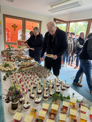 Menschen stehen vor dem Festbuffet bei der Feier zum 25-jährigen Jubiläum des Immanuel Suchthilfeverbunds Guben mit besonderen Wohnformen für abhängigkeitskranke Menschen in Thüringen Menschen stehen vor dem Festbuffet bei der Feier zum 25-jährigen Jubiläum des Immanuel Suchthilfeverbunds Guben mit besonderen Wohnformen für abhängigkeitskranke Menschen in Thüringen