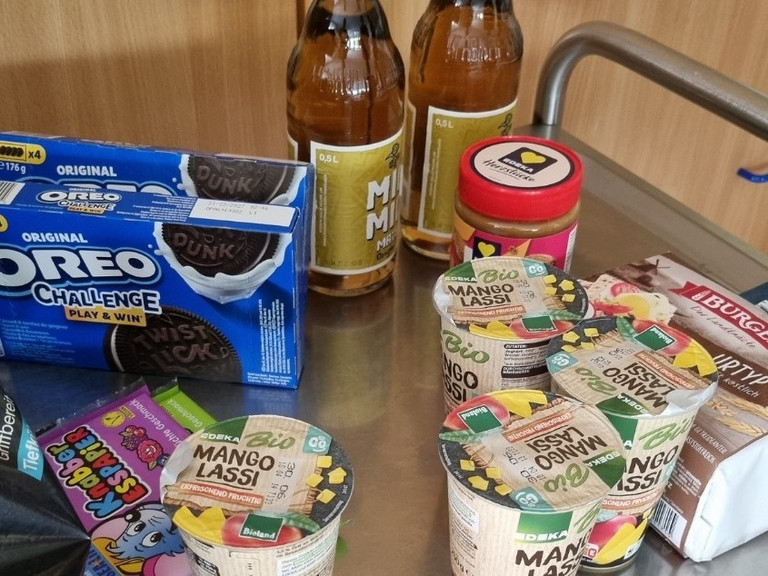 Schüler stellen Produkte wie Mate, Matcha und Oreo vor