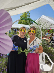 Sommerlaune pur – mit Sonnenblumenbrillen und einem strahlenden Lächeln vor der Kamera!