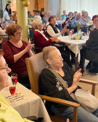 Gut besuchte Veranstaltung mit fröhlichen Tagesgästen