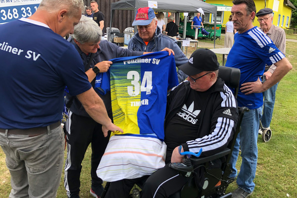 Trikots für die Besuchergruppe beim Fußballspiel - Immanuel Haus Ecktannen