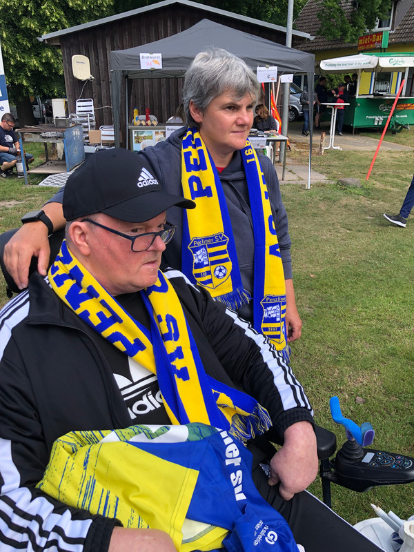 Besucher verfolgen gespannt das Fußballspiel - Immanuel Haus Ecktannen