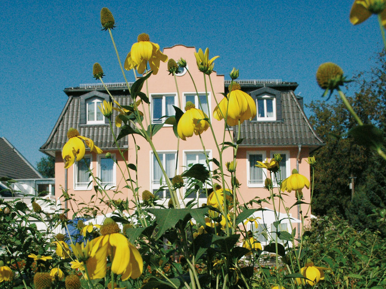 Pflegeeinrichtungen - Immanuel Seniorenzentrum Kläre Weist - Hausansicht mit Garten