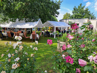 Sommerliches Festtagsgelände - Immanuel Haus Molkenberg - Suchtkrankenhilfe