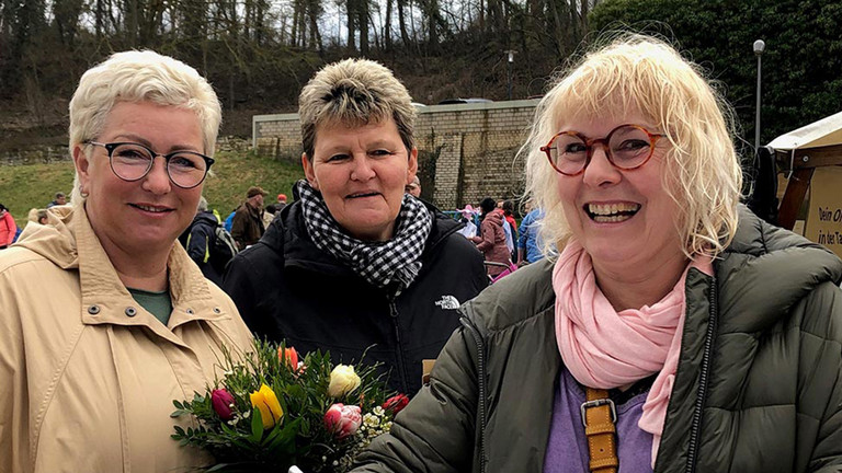 Immanuel Haus am Kalksee - Nachricht - Eintrag ins Goldene Buch der Gemeinde Rüdersdorf - Stefanie Schmidt, Britta Poppe und Anja Arnoldt beim Eintrag ins Ehrenbuch (von links)