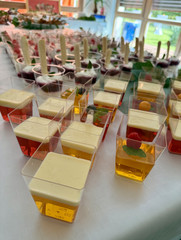 Blick auf ein Buffet mit bunten Dessertgläsern und Fingerfood beim Fest zum 25-jährigen Jubiläum des Immanuel Suchthilfeverbunds Guben mit besonderen Wohnformen für abhängigkeitskranke Menschen in Thüringen Blick auf ein Buffet mit bunten Dessertgläsern und Fingerfood beim Fest zum 25-jährigen Jubiläum des Immanuel Suchthilfeverbunds Guben mit besonderen Wohnformen für abhängigkeitskranke Menschen in Thüringen