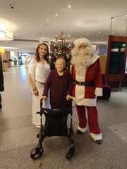 Weihnachtsmann und Weihnachtsengel mit Gast vom Immanuel Haus am Kalksee
