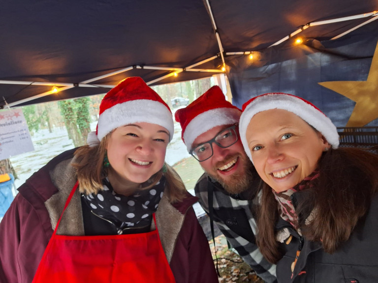 Steffi, Toni und Ina (v. l.) - Immanuel Haus Ecktannen - Weihnachtsmarkt 