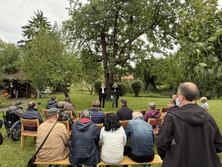 Menschen sitzen auf Stuhlreihen im Freien und verfolgen eine Rede beim Fest zum 25-jährigen Jubiläum des Immanuel Suchthilfeverbunds Guben mit besonderen Wohnformen für abhängigkeitskranke Menschen in Thüringen Menschen sitzen auf Stuhlreihen im Freien und verfolgen eine Rede beim Fest zum 25-jährigen Jubiläum des Immanuel Suchthilfeverbunds Guben mit besonderen Wohnformen für abhängigkeitskranke Menschen in Thüringen
