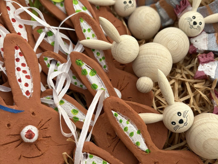 Osterhasen in verschiedenen Ausführungen