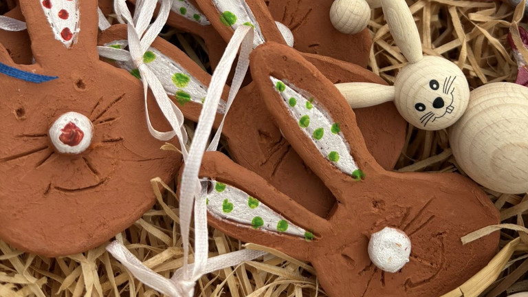 Osterhasen in verschiedenen Ausführungen