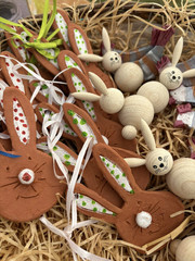 Osterhasen in verschiedenen Ausführungen