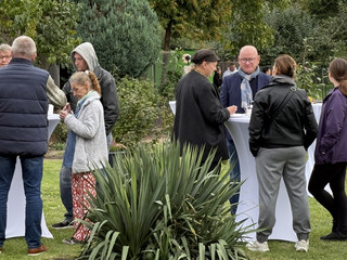 Mitarbeitende und Gäste stehen im Freien an zwei Tischen und unterhalten sich beim 25-jährigen Jubiläum des Immanuel Suchthilfeverbunds Guben mit besonderen Wohnformen für abhängigkeitskranke Menschen in Thüringen Mitarbeitende und Gäste stehen im Freien an zwei Tischen und unterhalten sich beim 25-jährigen Jubiläum des Immanuel Suchthilfeverbunds Guben mit besonderen Wohnformen für abhängigkeitskranke Menschen in Thüringen